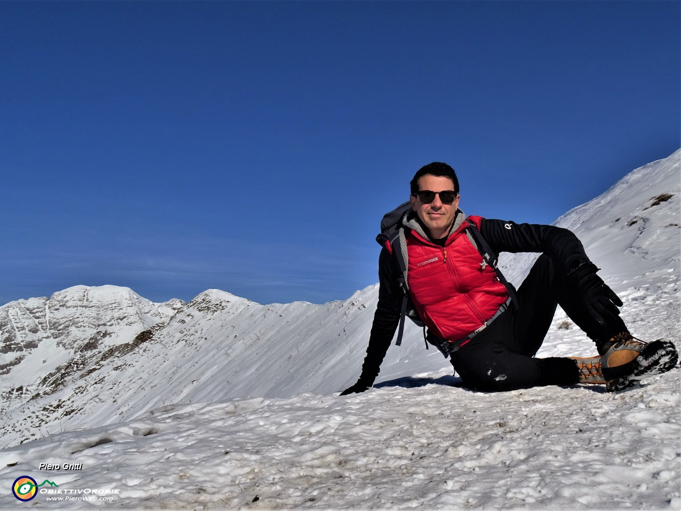 25 Bella vista sulla affilata cresta innevata per Cima Grem.JPG